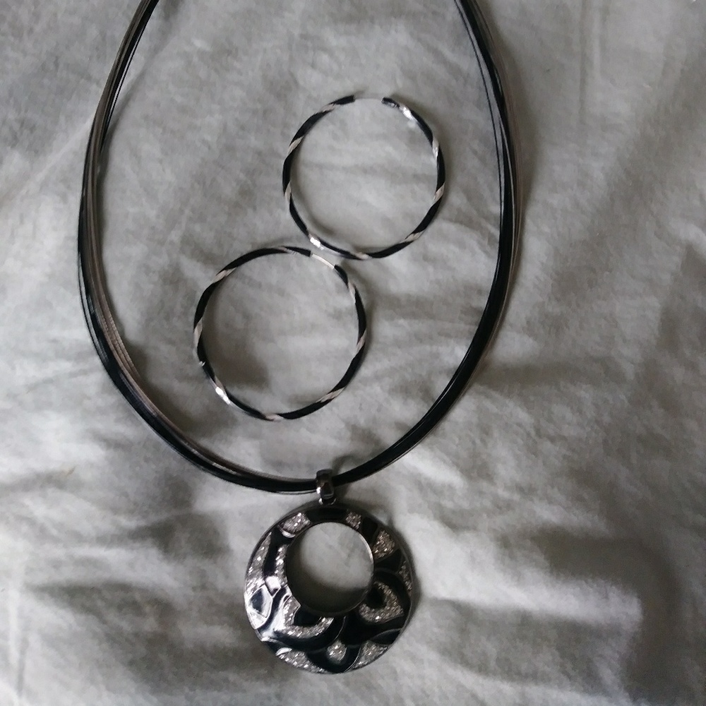 Necklace and earring set
